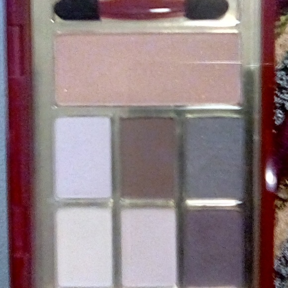 Lancome and Elizabeth Arden Eyeshadow/Blush sets - Picture 7 of 8